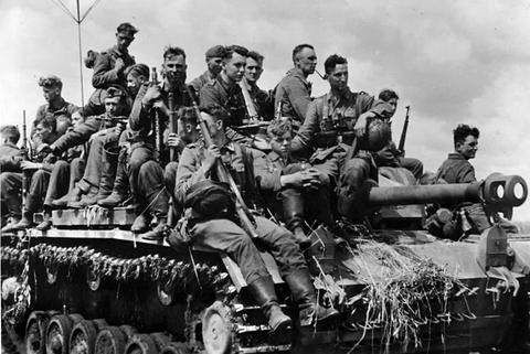 Period photograph: a crowd of soldiers sitting on an assault gun
