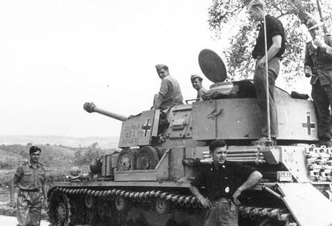Period photograph: tank crewmen on and beside a Panzer IV with side skirts